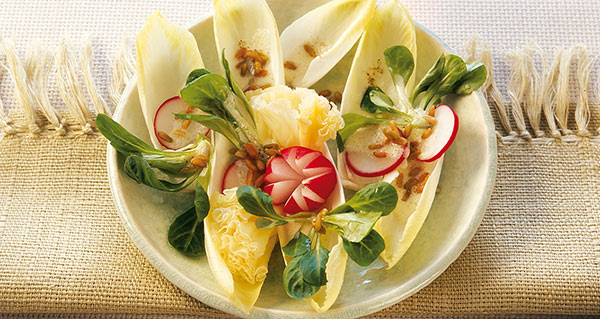 Salade d’endives et de rampons aux pousses de froment